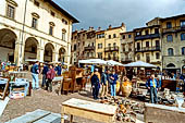 Arezzo - La fiera dell'antiquariato in piazza Grande la prima domenica del mese. 